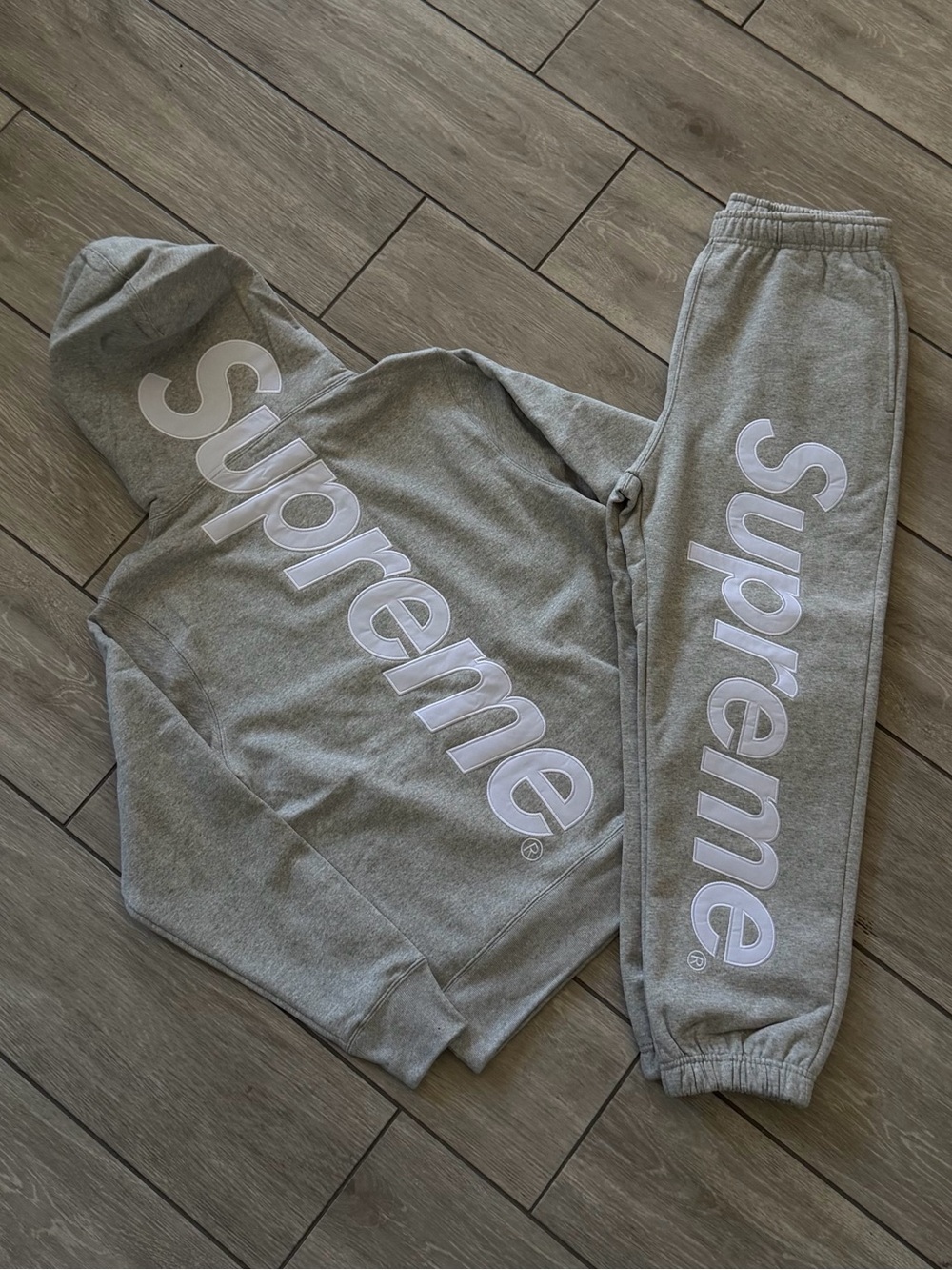 Appliqué Supreme Set Grey
Colorway